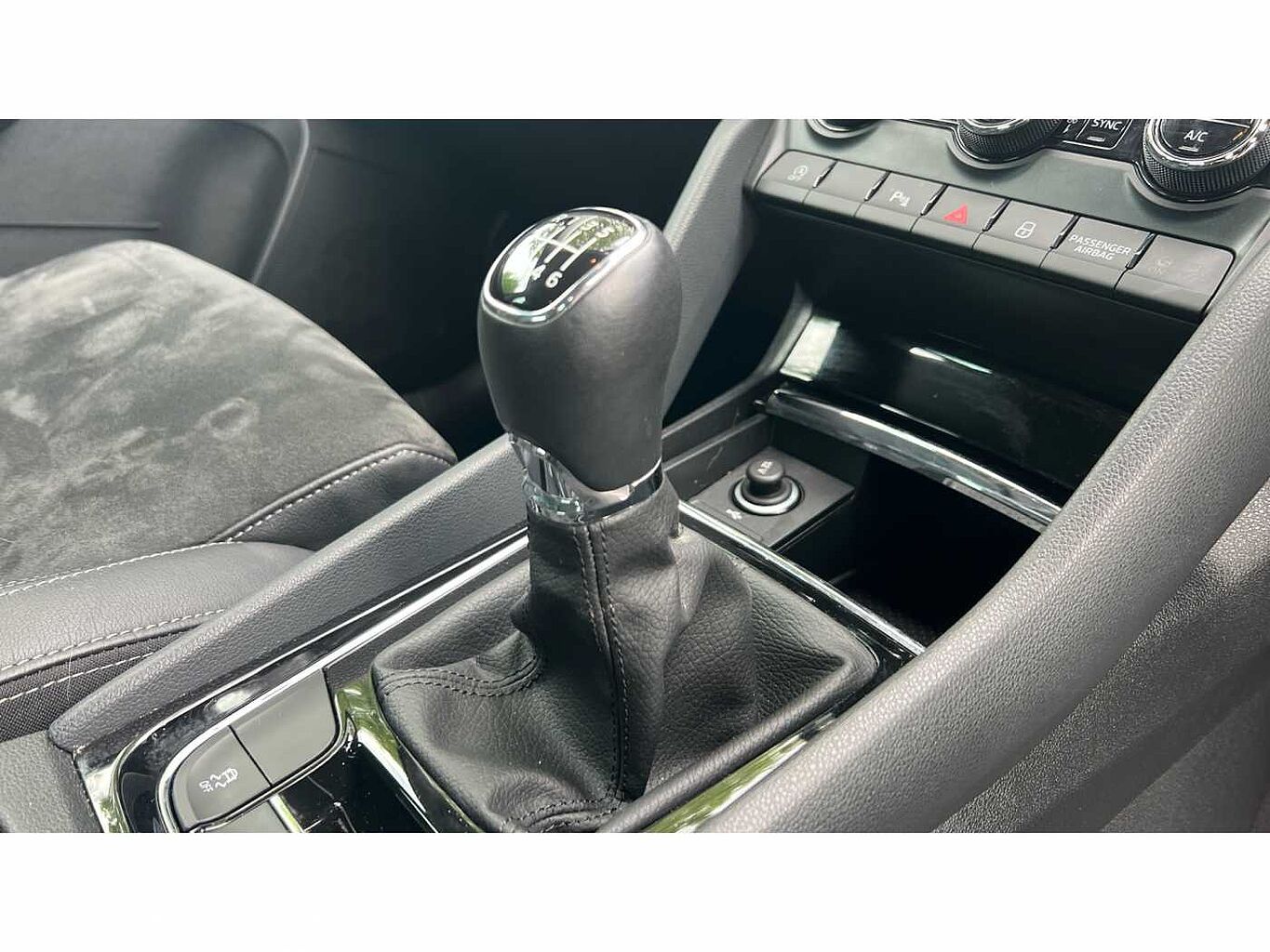 SKODA KAROQ 1.5 TSI SE L 5dr